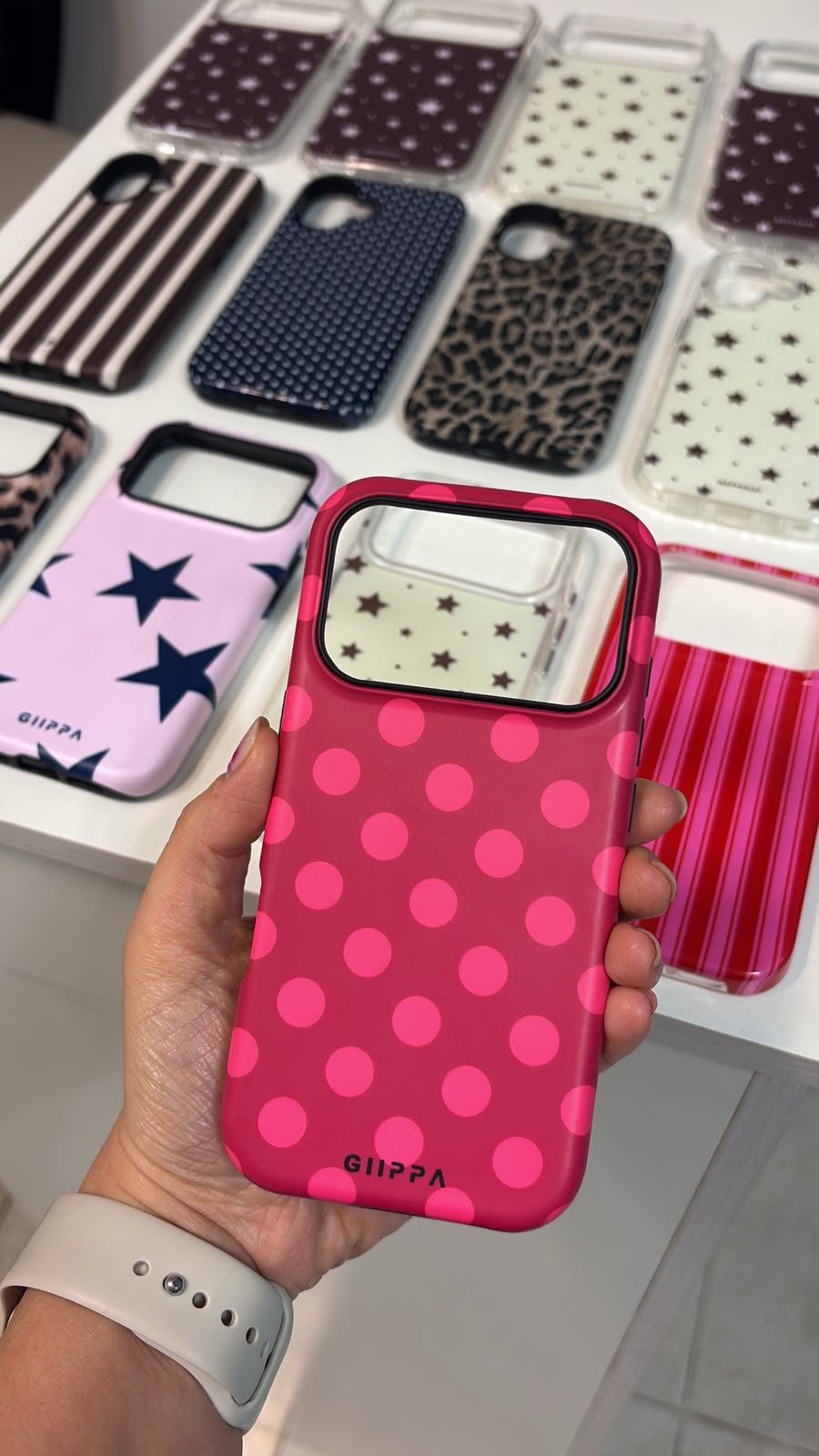 Case Polka Gippa color Fucsia, para iPhone 15 a 18 Pro Max
