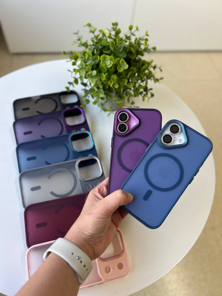 Abanico de fundas MagSafe en violeta, azul y bordó sostenidas en la mano